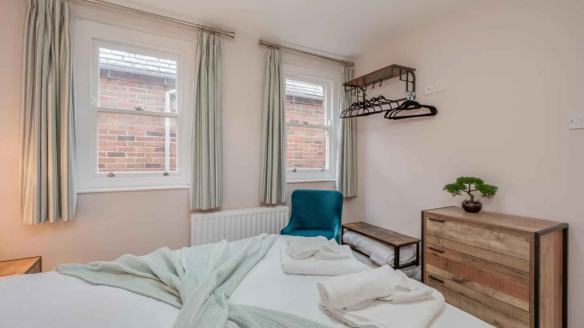 Staybynumbers - Belfast City Centre - 3 Bed, 3 Bathroom & Parking