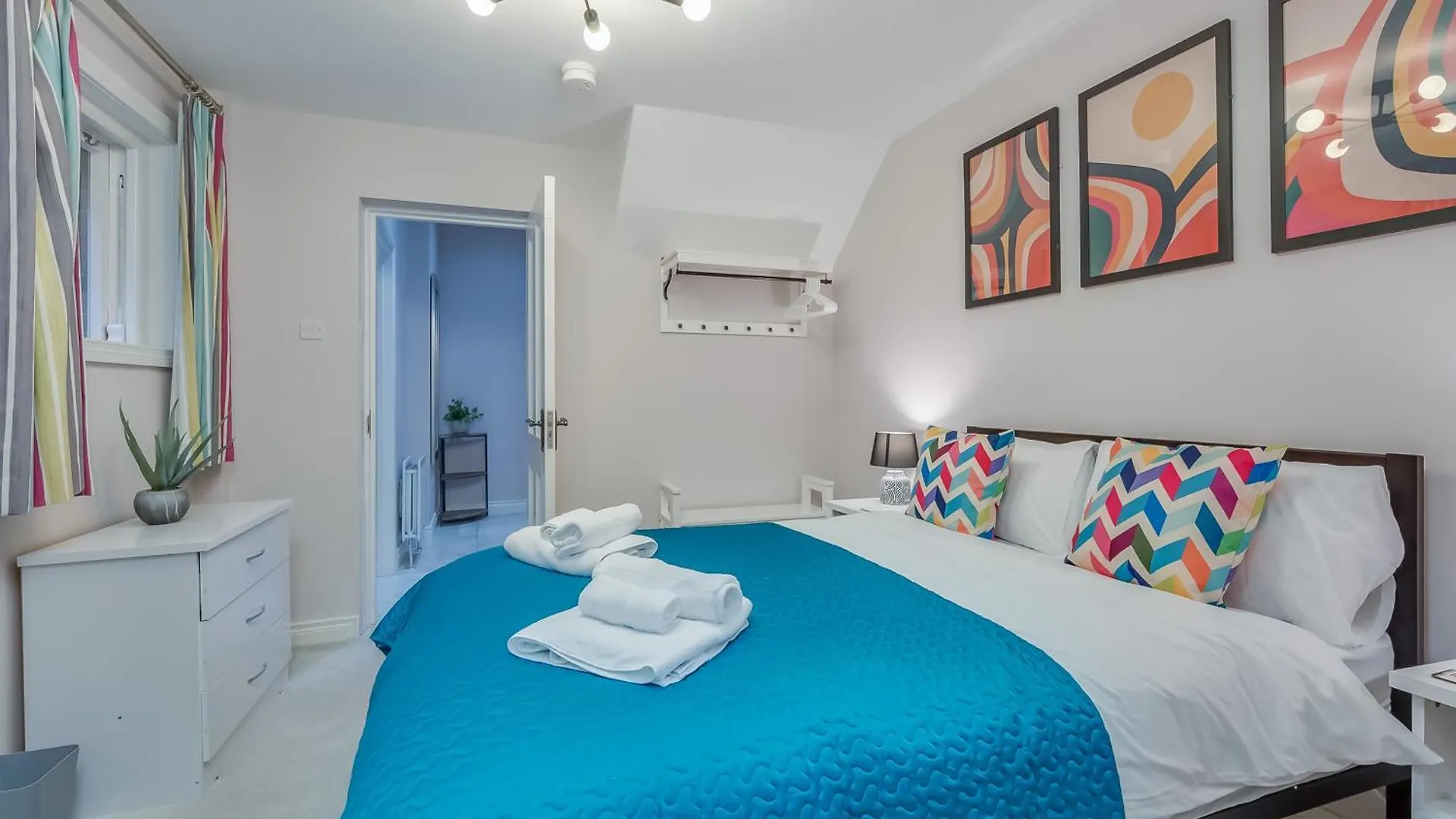 Staybynumbers - Belfast City Centre - 3 Bed, 3 Bathroom & Parking 0*,