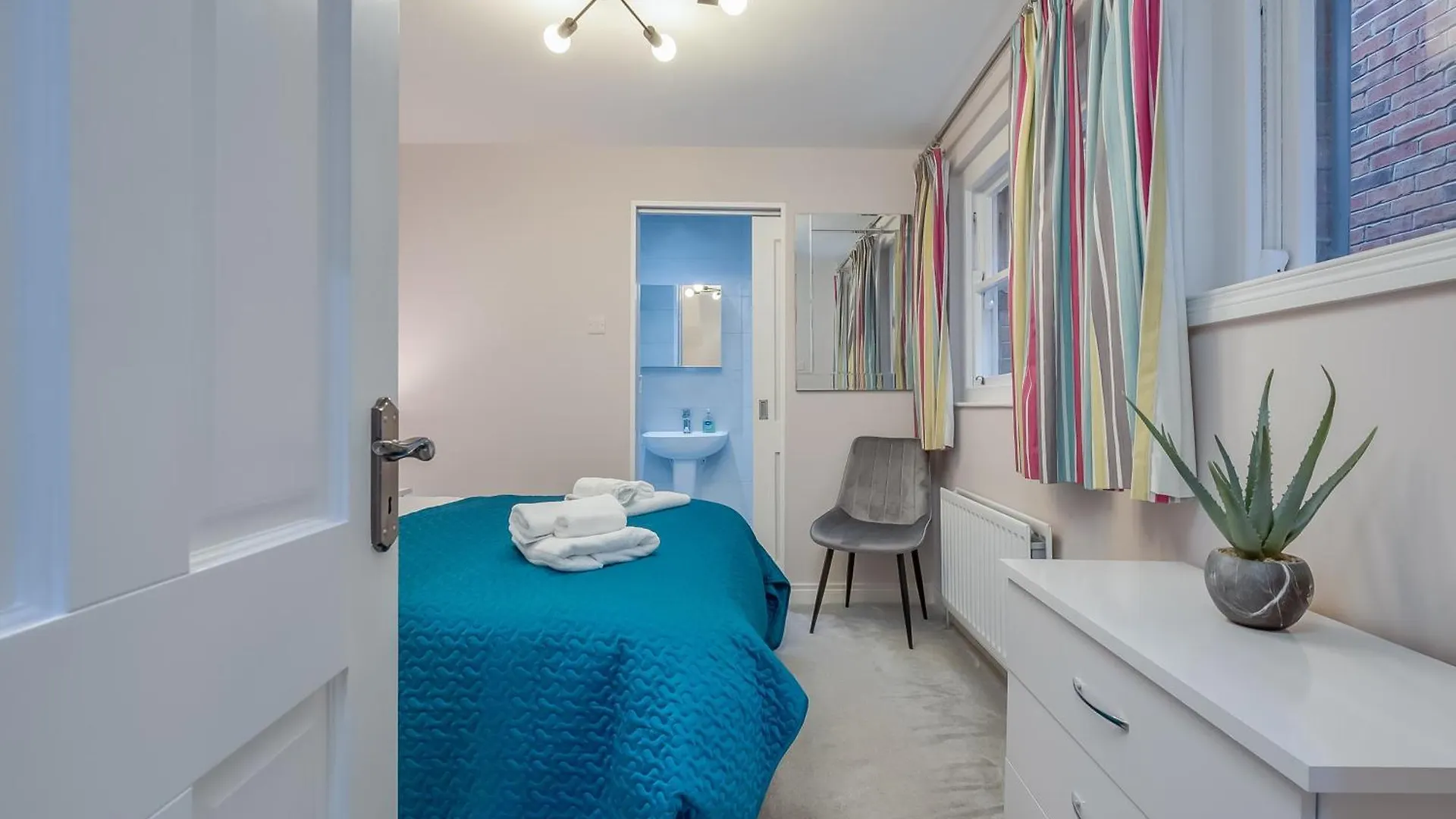 Staybynumbers - Belfast City Centre - 3 Bed, 3 Bathroom & Parking