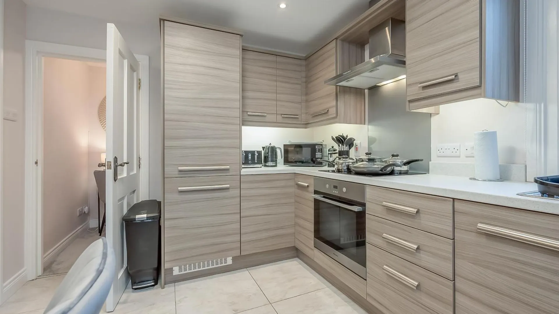 Staybynumbers - Belfast City Centre - 3 Bed, 3 Bathroom & Parking