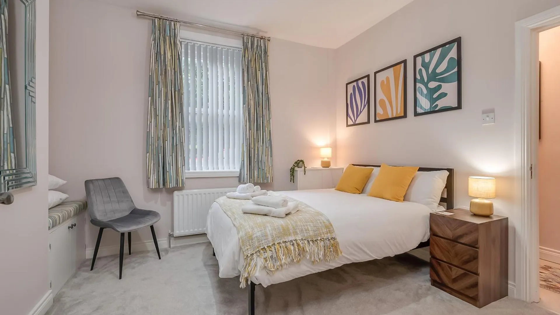 Staybynumbers - Belfast City Centre - 3 Bed, 3 Bathroom & Parking