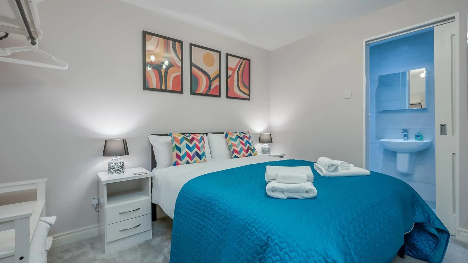 Staybynumbers - Belfast City Centre - 3 Bed, 3 Bathroom & Parking