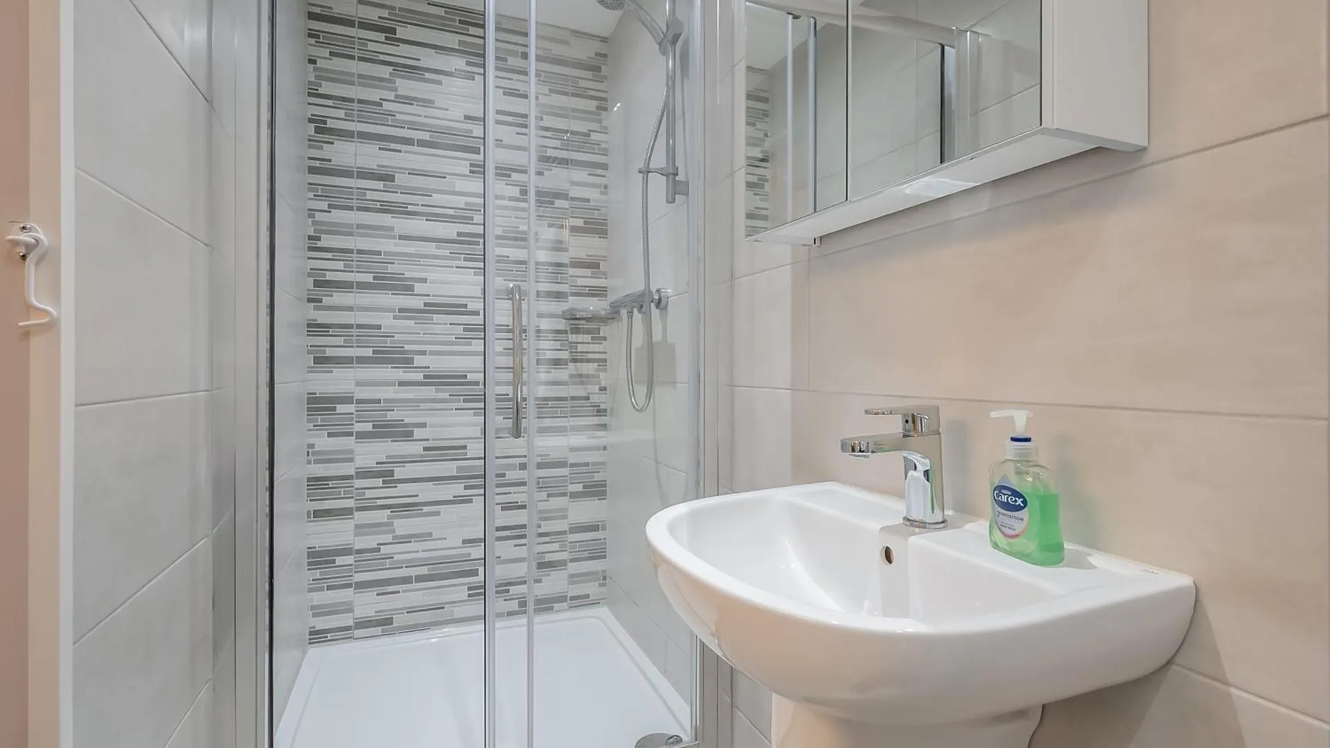 Staybynumbers - Belfast City Centre - 3 Bed, 3 Bathroom & Parking 度假居